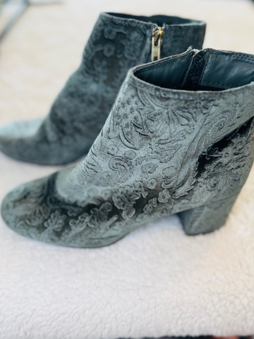 Zigi Soho Nydia Ankle Booties Womens Size 9.5 Velvet Green Gray Coquette - Picture 2 of 12